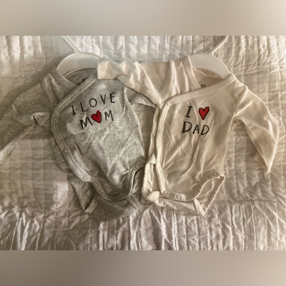 H&M Organic Cotton Baby Bodysuit Set – “I ❤️ Dad” & “I ❤️ Mom “ Newborn - Picture 1 of 6